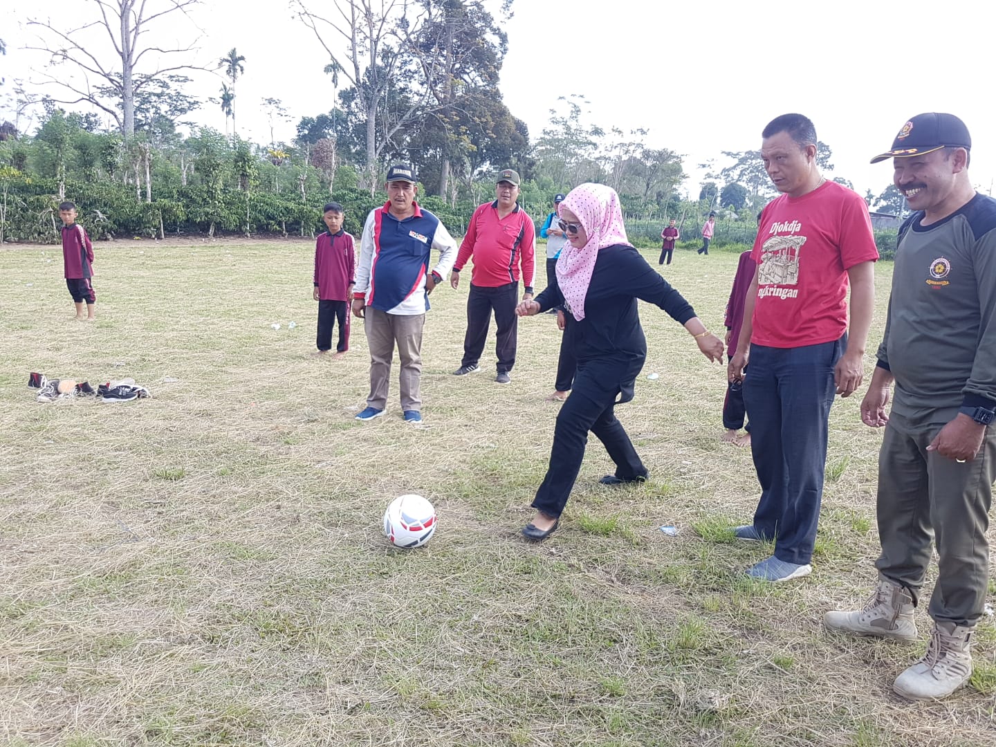 Laga Sepak Bola antar SD Meriahkan Perayaan HUT RI di Batu Ketulis Lampung Barat