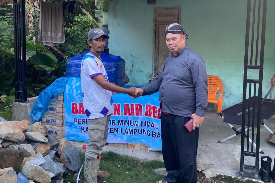 Peduli Korban Banjir di Suoh, Perumda Limau Kunci Salurkan Bantuan