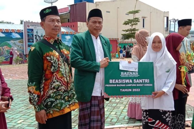 Apel Akbar HSN 2023, BAZNAS Lampung Barat Serahkan Beasiswa Pendidikan dan Santunan Anak Yatim