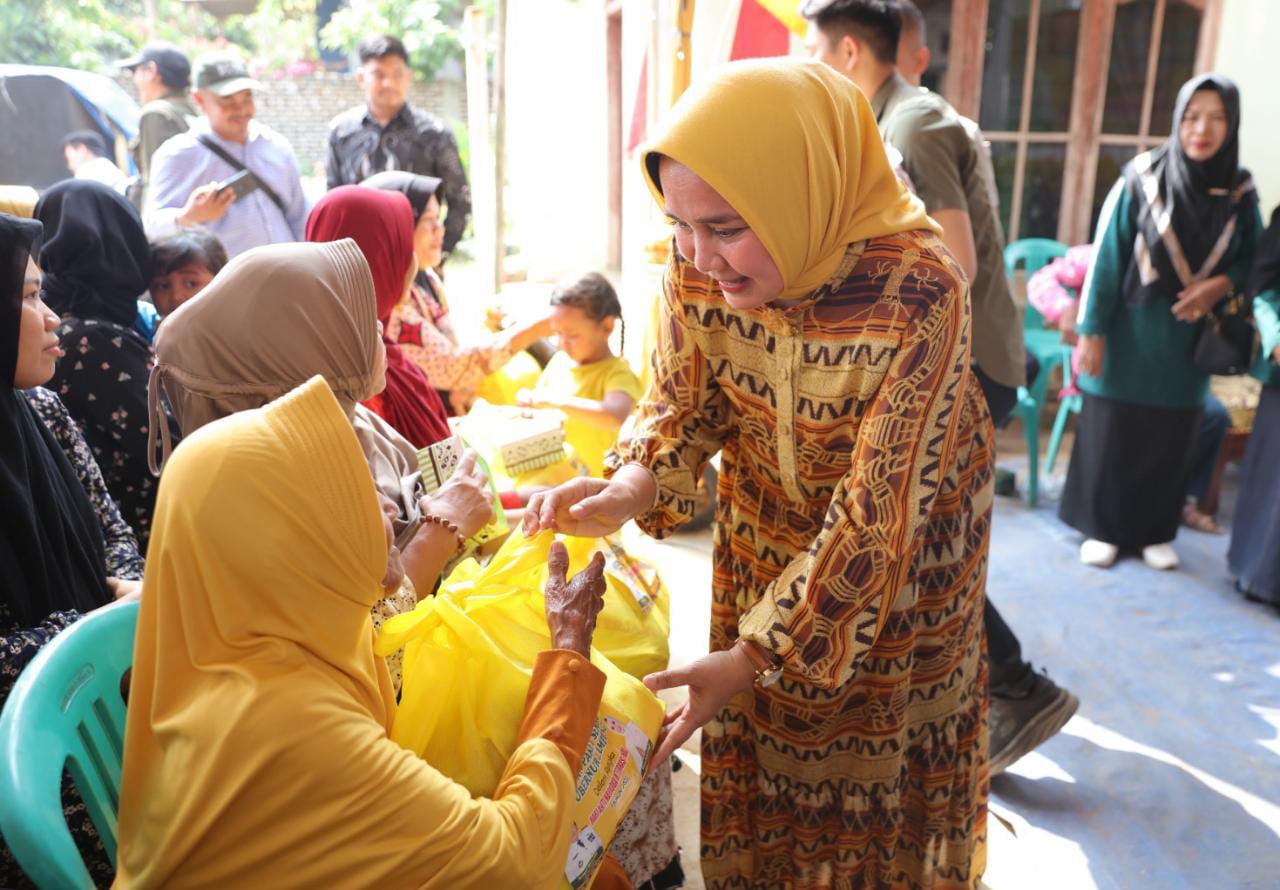 Peringati HANI, Ketua LKKS Lampung Riana Sari Bagikan Bantuan Sembako di Desa Pemanggilan, Natar