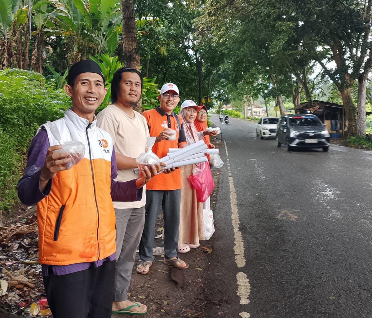 DPC PKS Teluk Betung Barat Berbagi Takjil, Perkuat Silaturahmi Ramadhan