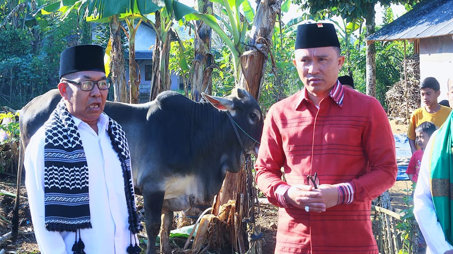 Shalat Idul Adha di Purajaya, Parosil Serahkan Dua Ekor Sapi Kurban 