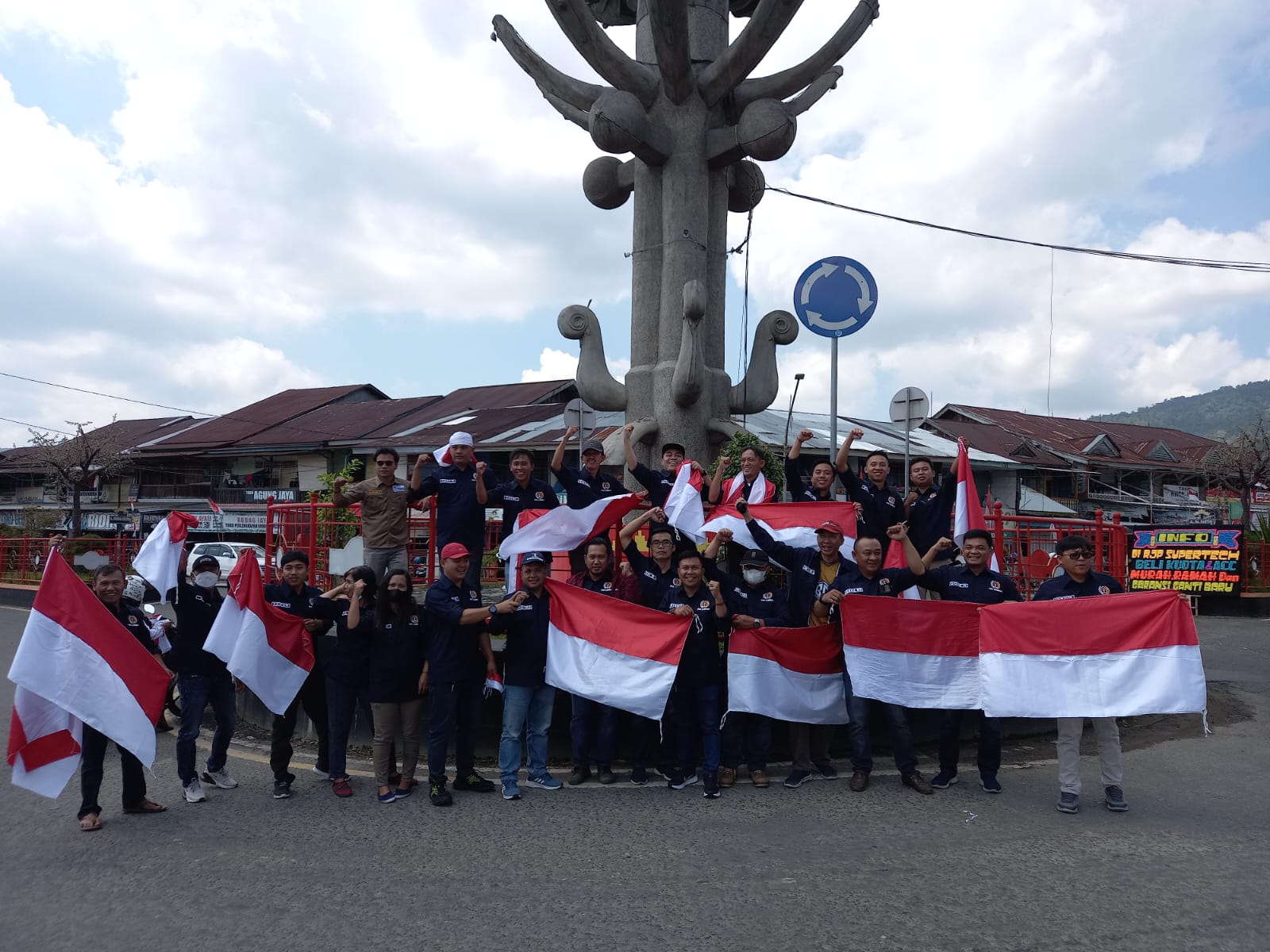 Dukung Gerakan Pengibaran 10 Juta Bendera, PWI Lambar Bagikan 1000 Bendera