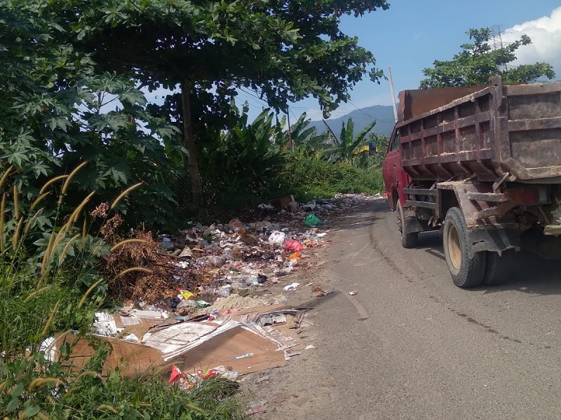 Tumpukan Sampah di Pinggir Jalan Teuku Cik Ditiro Kemiling Timbulkan Bau Tak Sedap