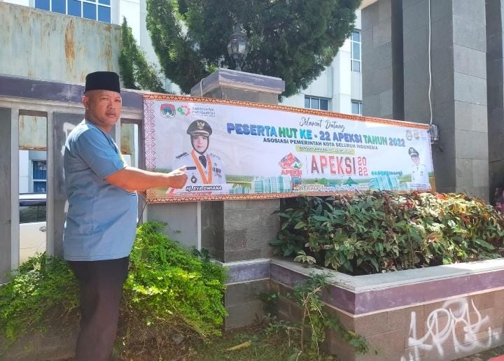 Dukung Kegiatan APEKSI, Lurah Rawalaut Pasang Spanduk di Sejumlah Tempat