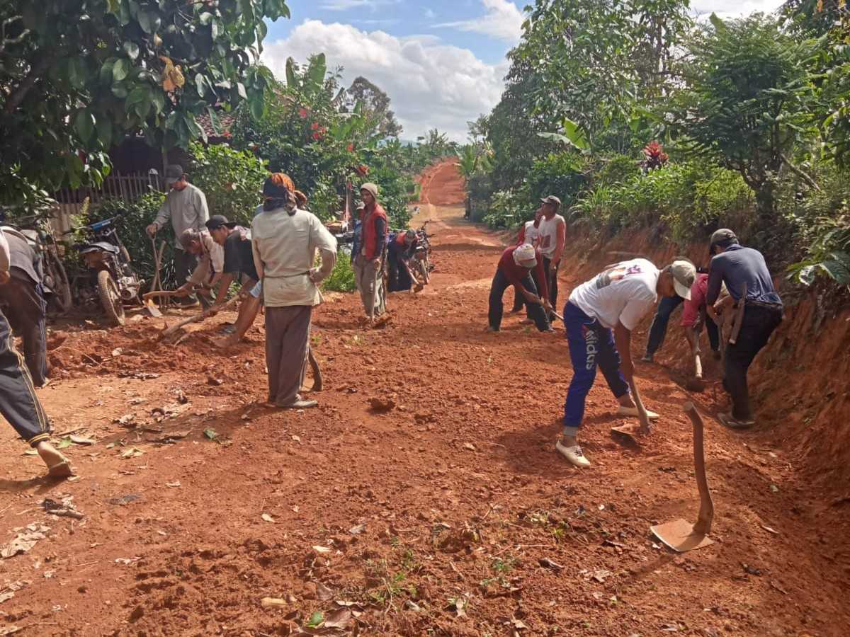 Impikan Pembangunan, Warga Basungan Gotong Royong Perbaiki Jalan