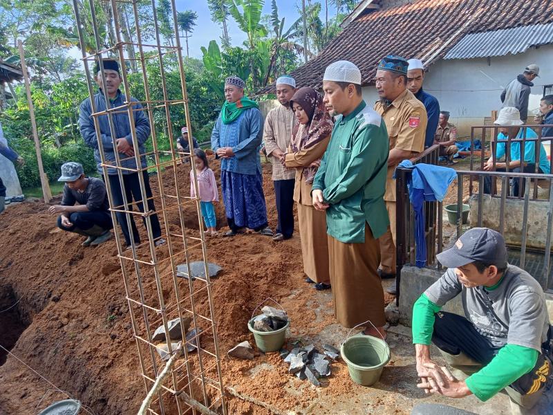 Peletakan Batu Pertama TPA Miftahul Khoir Pekon Tribudi Makmur Dihadiri Para Tokoh