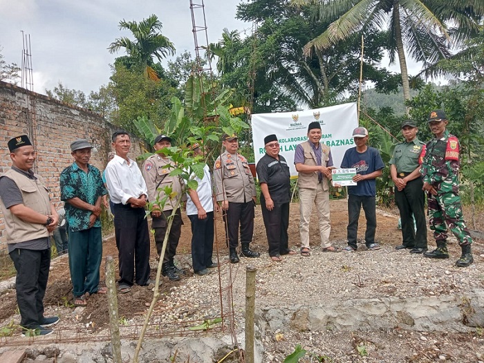 Terima Bantuan Renovasi Rumah, Warga : Terimakasih Baznas Lambar 