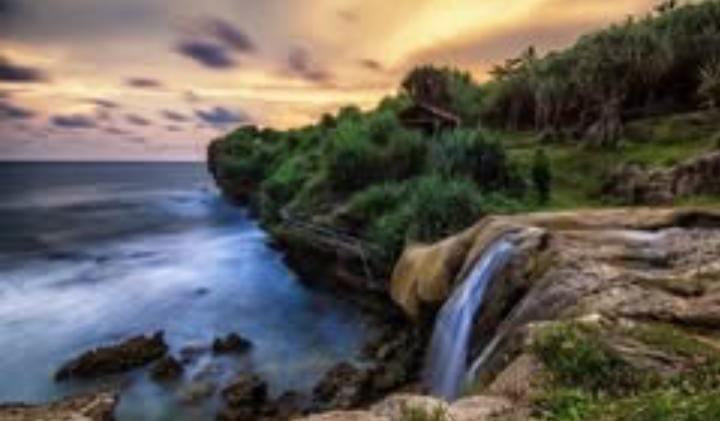 Pantai Jogan Gunungkidul, Sensasi Air Terjun yang Langsung Mengalir ke Laut