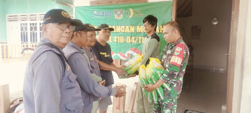 Peran Babinsa dalam Gerakan Pangan Murah, Serda Arwan Jadi Teladan Kedekatan TNI dengan Rakyat