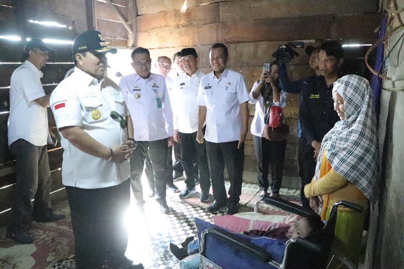 Gubernur Lampung Serahkan Kursi Roda untuk Warga Disabilitas di Tanggamus