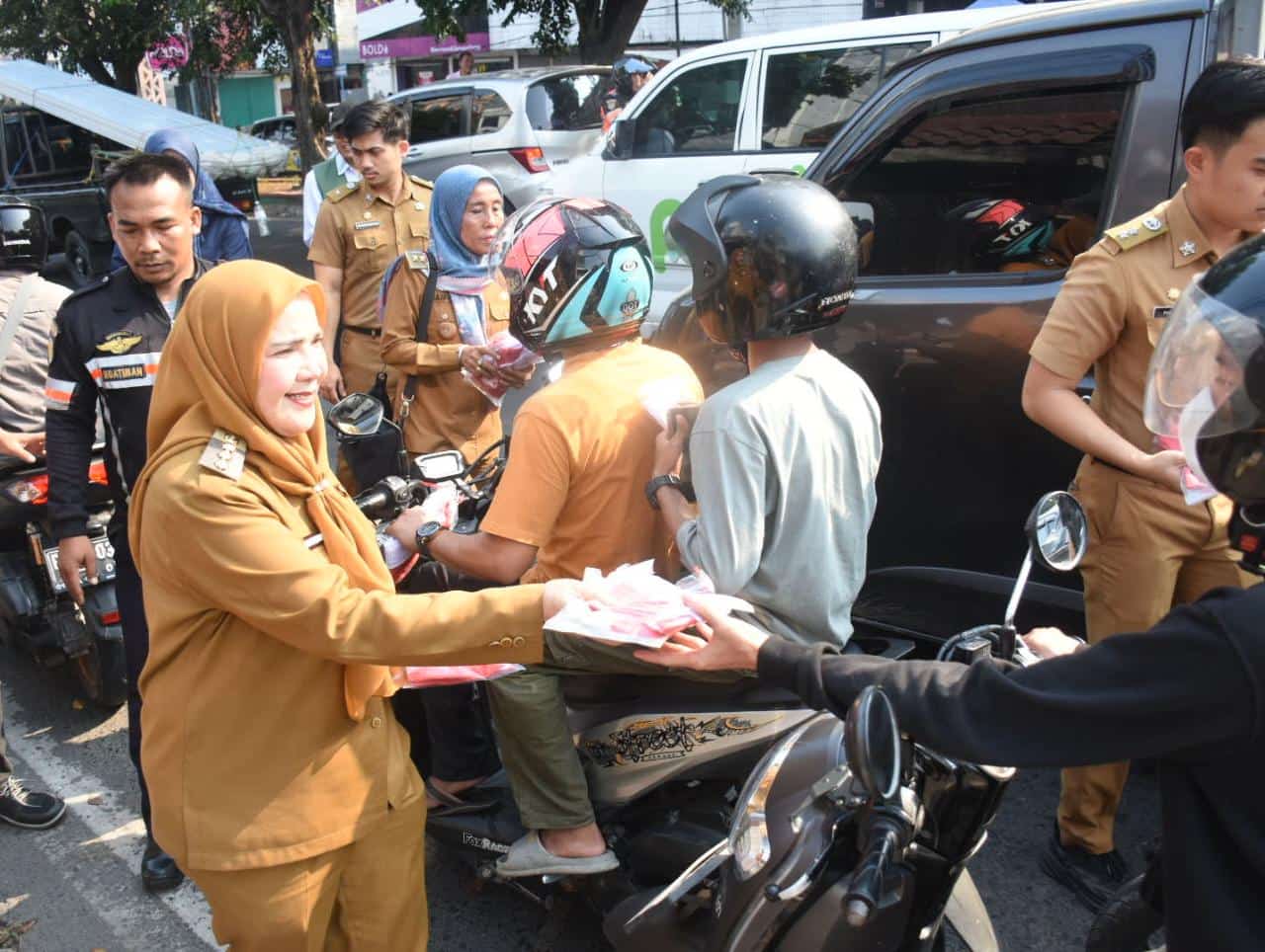 Pemkot Bandar Lampung Bagikan 5.000 Bendera Merah Putih