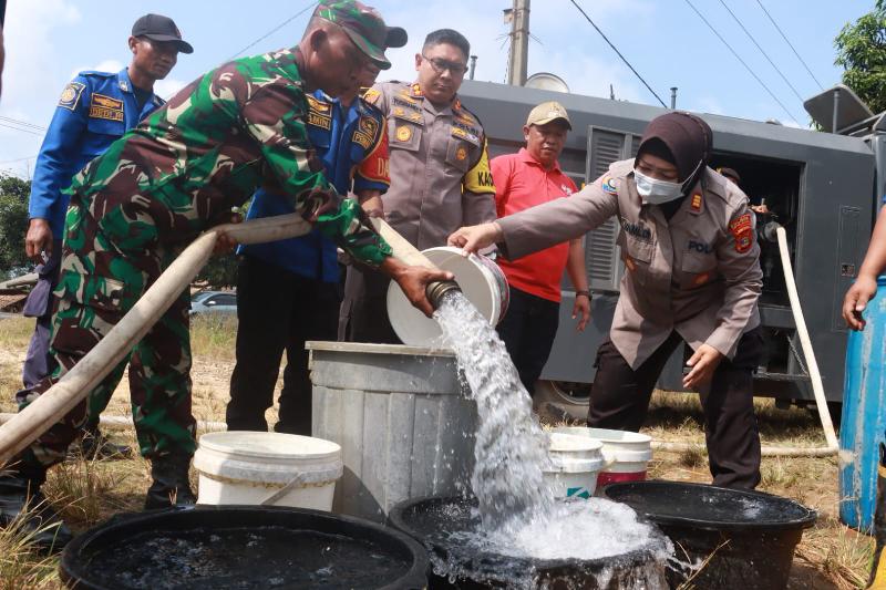 Tanggapi Keluhan Warga, Polres Lampung Selatan Salurkan Bantuan Air Bersih di Desa Babatan 