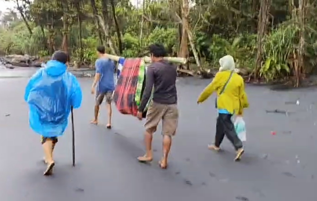 Perjuangan Warga Way Tiyas: Tandu Ibu Melahirkan Susuri Pantai Saat Cuaca Buruk