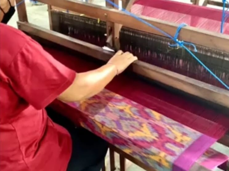 Kain Endek Sekar Jepun: Pesona Tenun Tradisional Bali dari Denpasar