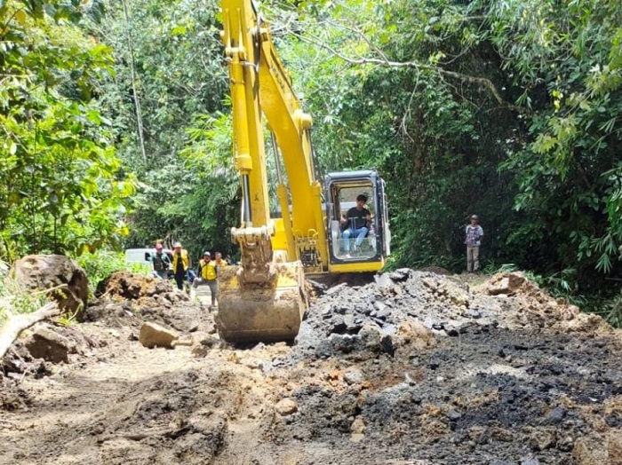 Turunkan Alat Berat, BPJN Perbaiki Badan Jalan Liwa-Krui yang Terangkat