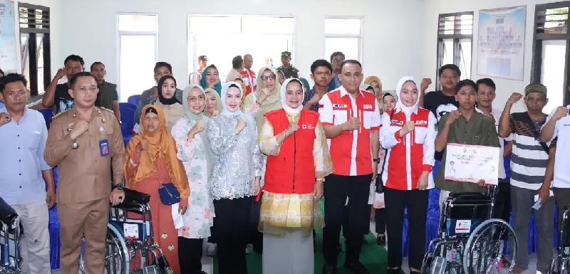 Ketua PMI Provinsi Lampung Serahkan Bantuan Sosial di Kampung Negeri Baru, Way Kanan