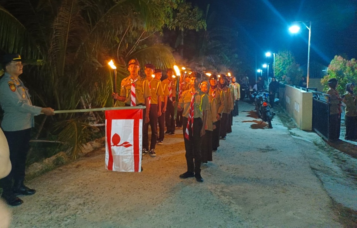 Polsek Pesut Kawal Pawai Obor Pelantikan Bantara Pramuka