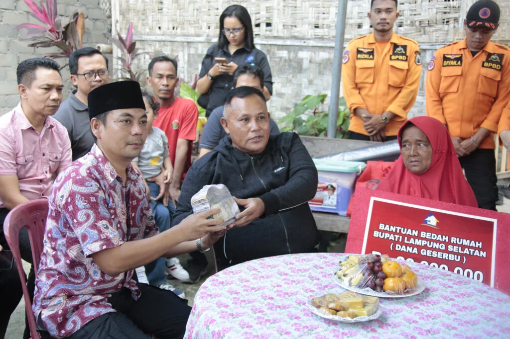 Warga Desa Sidoasih Terima Bantuan Bedah Rumah Dari Bupati Lampung Selatan
