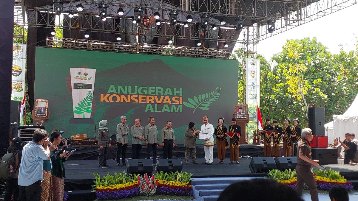 DLH Lampung Barat Terima Penghargaan HKAN 2024