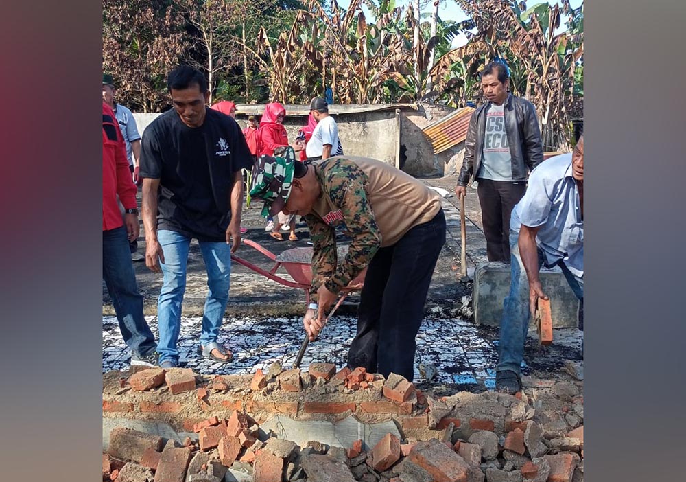 Camat Waytenong Pimpin Pembersihan Puing Sisa Kebakaran Rumah Milik Barnas