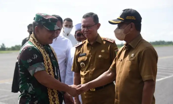 Ketua DPRD Lampung Mingrum Gumay Sambut KASAD Dudung di Bandara Radin Inten II