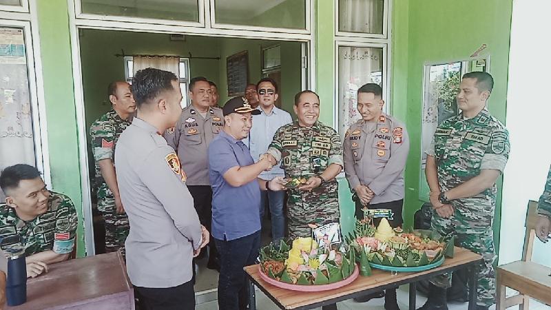Bentuk Sinergitas, Polsek Jatiagung dan Camat Geruduk Posramil di HUT TNI Ke 80 