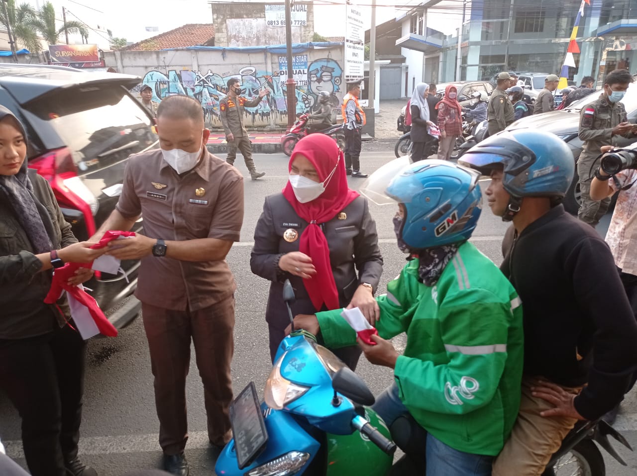 Sambut HUT RI Ke-78, Walikota Bandar Lampung Bagi-bagi Bendera Merah Putih