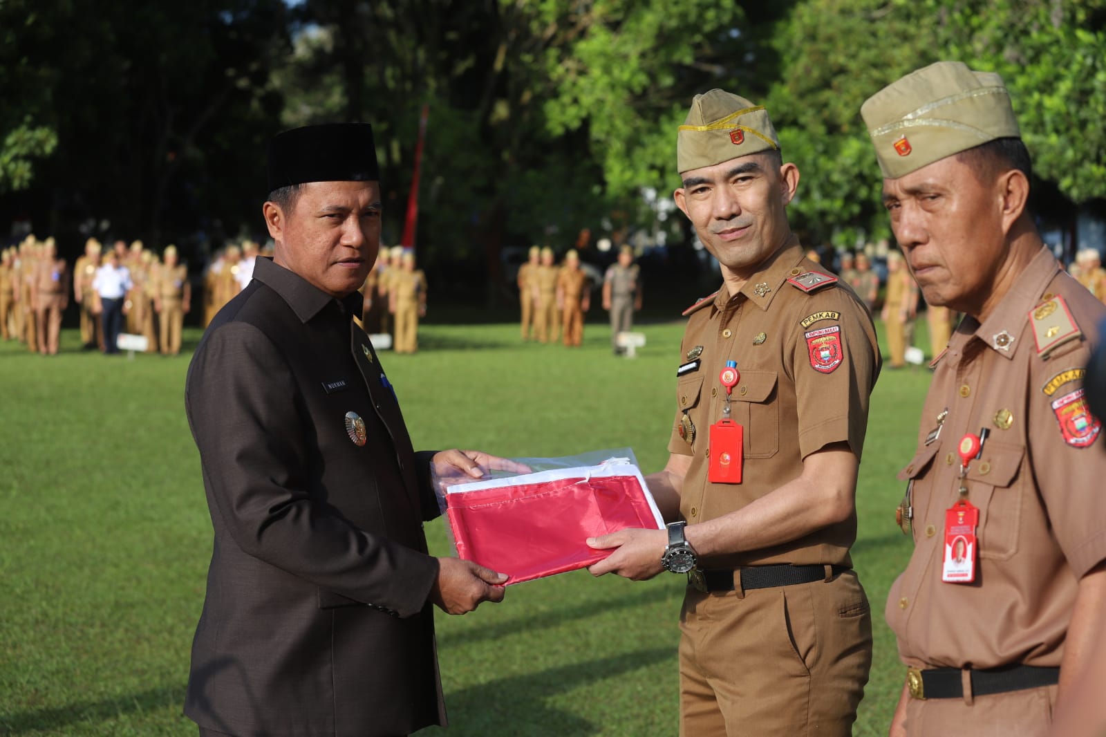 Semarakkan HUT RI Ke-79, Pj Bupati Lampung Barat Canangkan Gerakan Pembagian 10 Juta Bendera Merah Putih