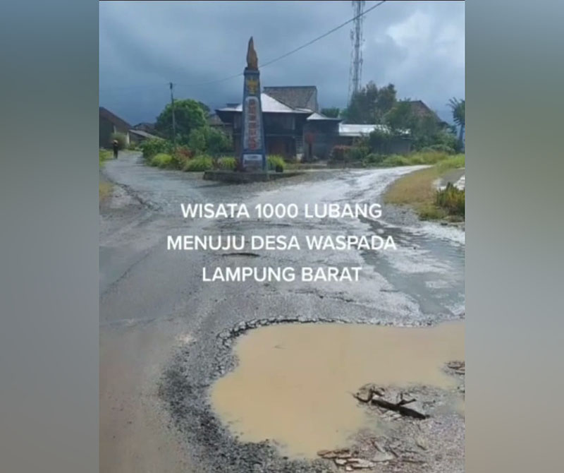 Rusak Parah, Warga Namai Jalur Waspada-Sekincau ‘Wisata Seribu Lubang’