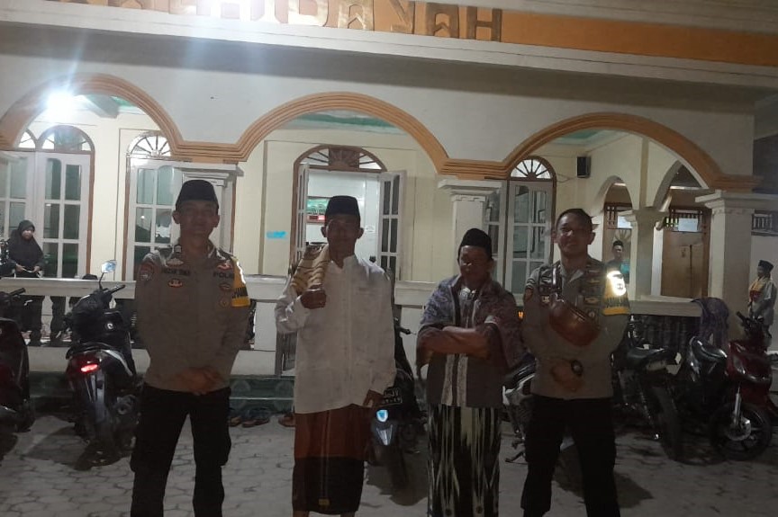 Anggota SPKT Polsek Sumberjaya Monitor Kegiatan Sholat Tarawih Warga