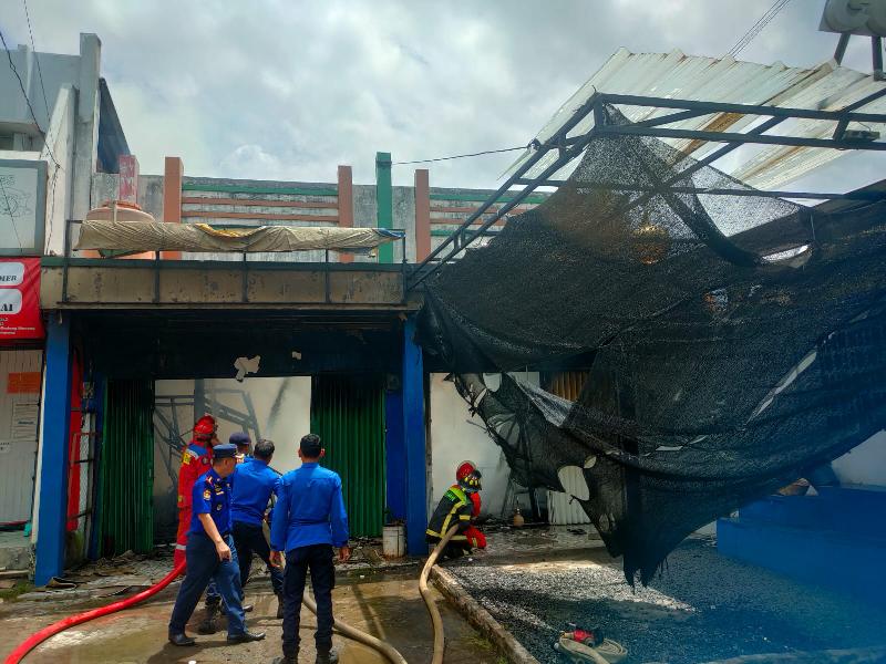 Diduga Korsleting Listrik, Sebuah Kafe di Rajabasa Terbakar