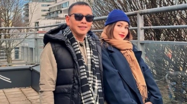 Ayah Ayu Ting Ting Pamer Perhiasan Bak Toko Emas Berjalan, Warganet Ingatkan: 'Hati-Hati Ain!'
