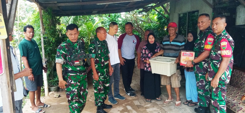 Babinsa Gedong Air Gelar Jumat Berbagi untuk Warga Terdampak Angin Puting Beliung