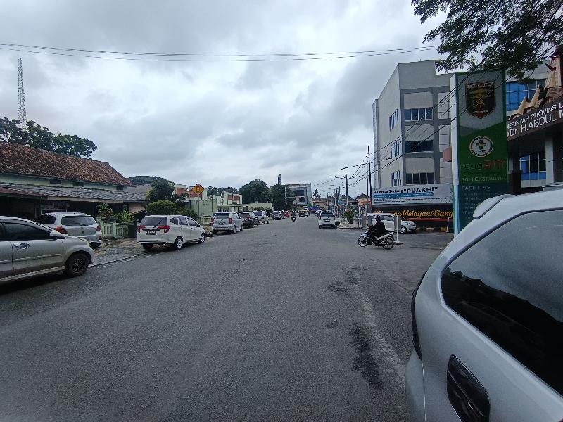 Krisis Parkir RSUDAM Lampung, Mobil Pasien Kuasai Bahu Jalan