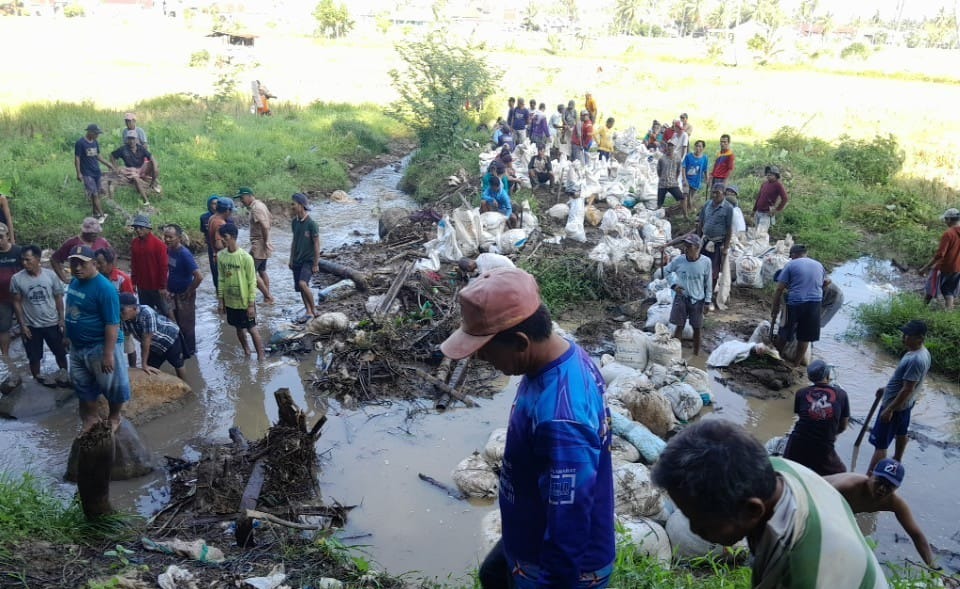 Perbaiki Saluran Irigasi, BPP-Warga Karya Penggawa Gotong Royong