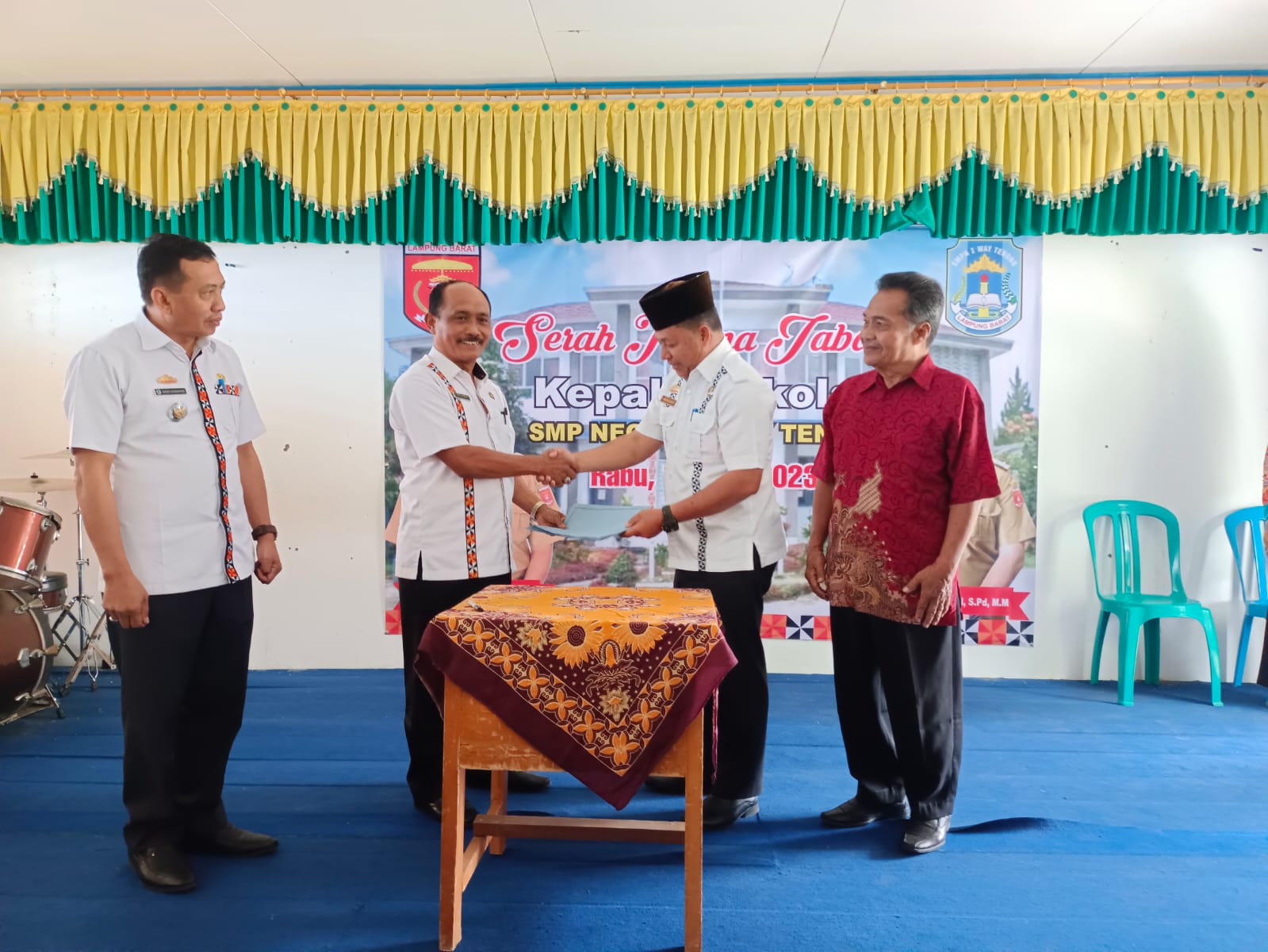 Sertijab Kepala SMPN 1 Way Tenong Berlangsung Hikmat dan Haru