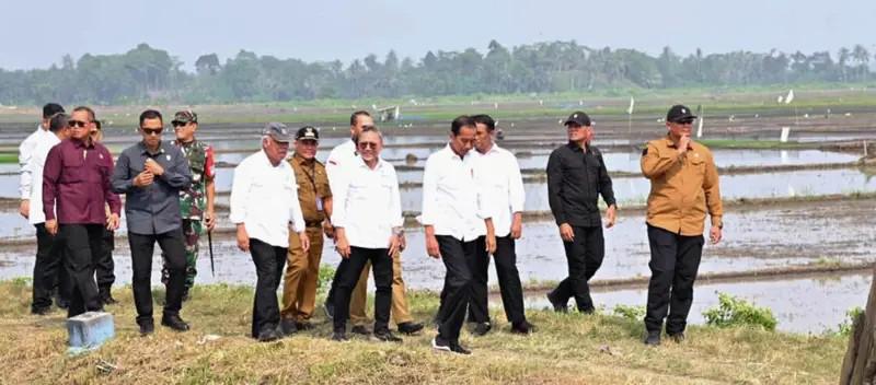 Kunjungi Petani di Sragi, Jokowi Beri Bantuan Pompa Air  