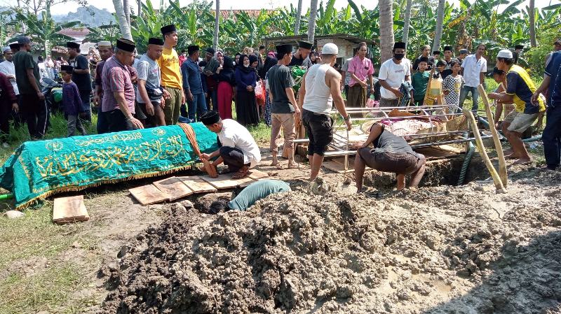 Ratusan Warga Iringi Pemakaman Korban Kebakaran Bedeng Arab