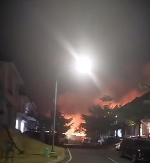 Damkar Berhasil Kuasai Api di Lahan Perumahan Citra Land  Bandar Lampung