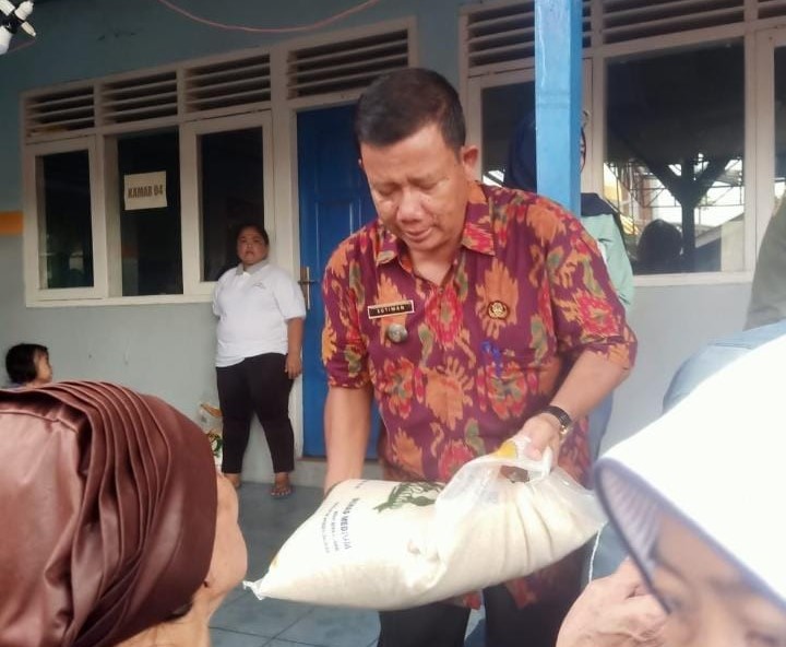 Lurah Enggal Bagikan Bantuan 275 Karung Beras PKH