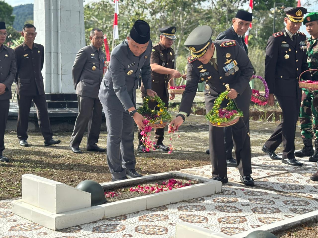 Tabur Bunga di TMP Suka Negeri Warnai Peringatan HUT TNI ke-80 di Lampung Barat 