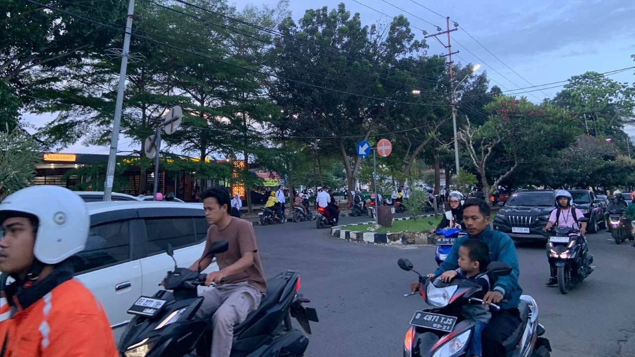 Ribuan Mahasiswa Baru Padati Jalur Arah UNILA, Lalu Lintas Macet Padat Merayap