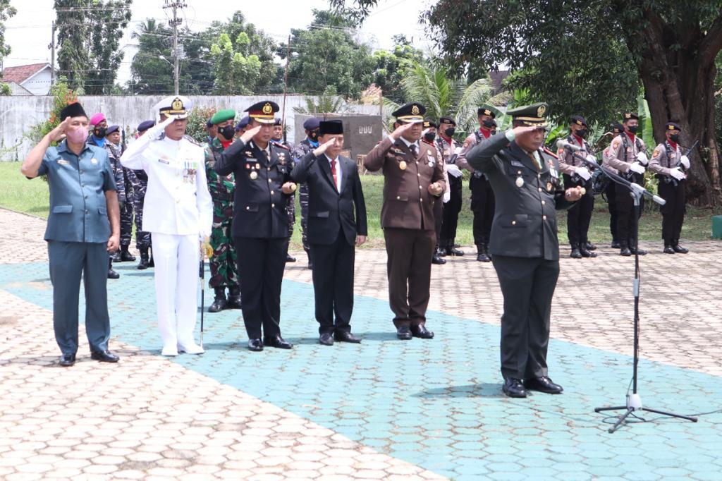 HUT TNI ke-77, Kapolres Lampura Hadiri Ziarah Makam Pahlawan
