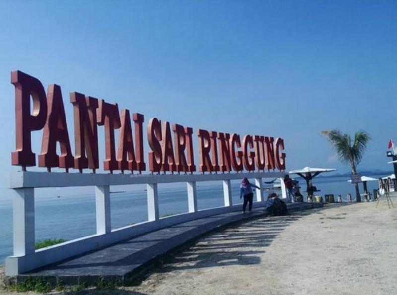 Pesona Keindahan Pantai Sari Ringgung di Pesawaran