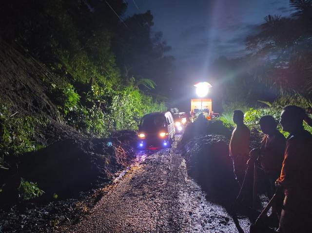 Tertimbun Longsor, Jalur Sukau - Lumbokseminung Sempat Lumpuh