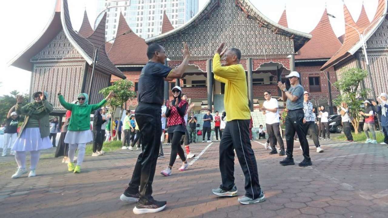 Dirut BPJS Kesehatan Ikut Senam Dahlan Iskan, Kompak Kampanyekan Gaya Hidup Sehat