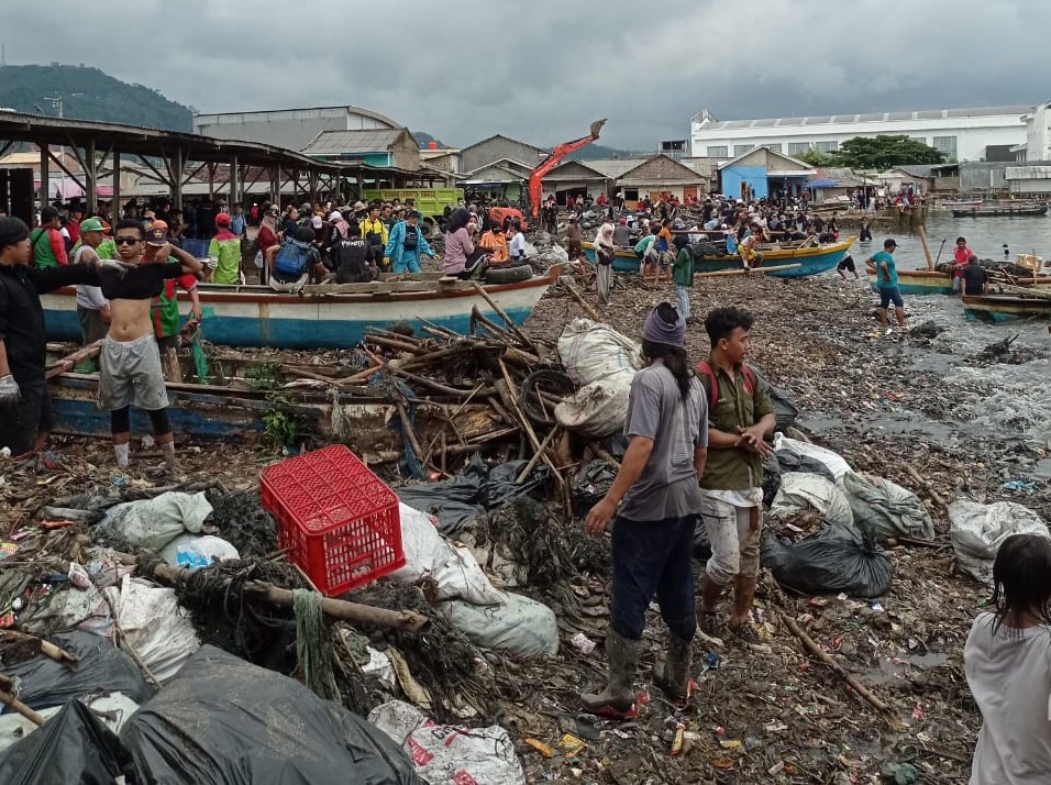 Viral Sampah Di Pesisir Pantai Sukaraja Bandar Lampung, Ini Penjelasan ...