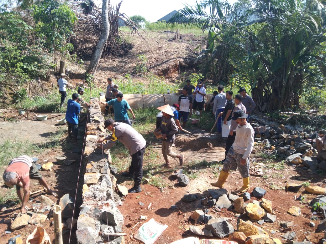 Warga Kelapa Tujuh dan Polri Gotong Royong Buka Akses Jalan ke TPU Dusun Wonogiri