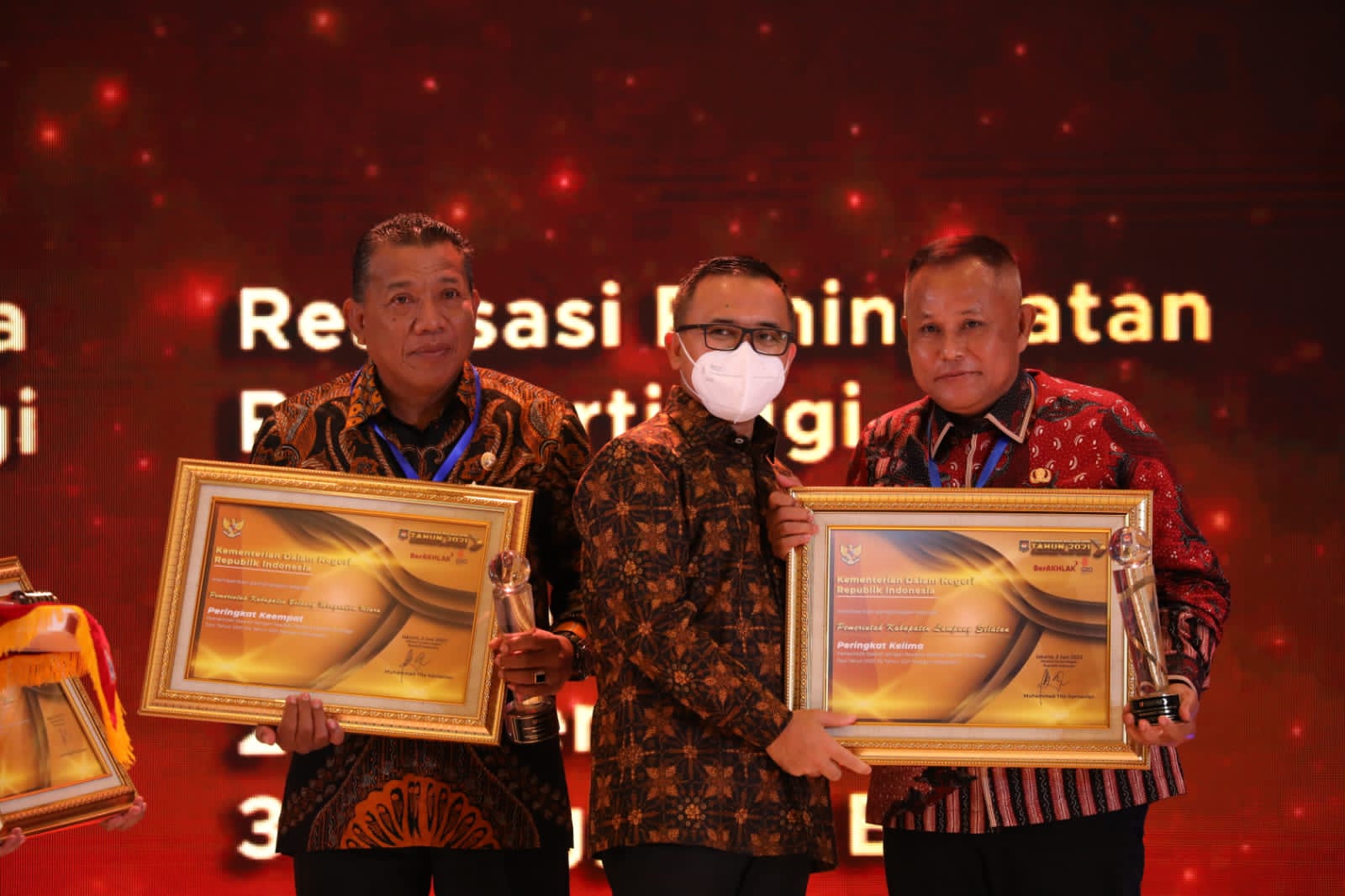 Bupati Lampung Selatan Terima Penghargaan dari Mendagri